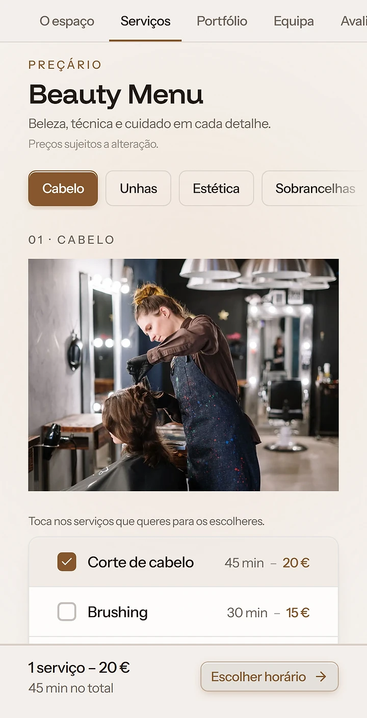A app da uBeauty no iPhone: os serviços de um salão, com um corte de cabelo escolhido e o botão para escolher o horário.